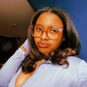 Meet your Posher, Yolande